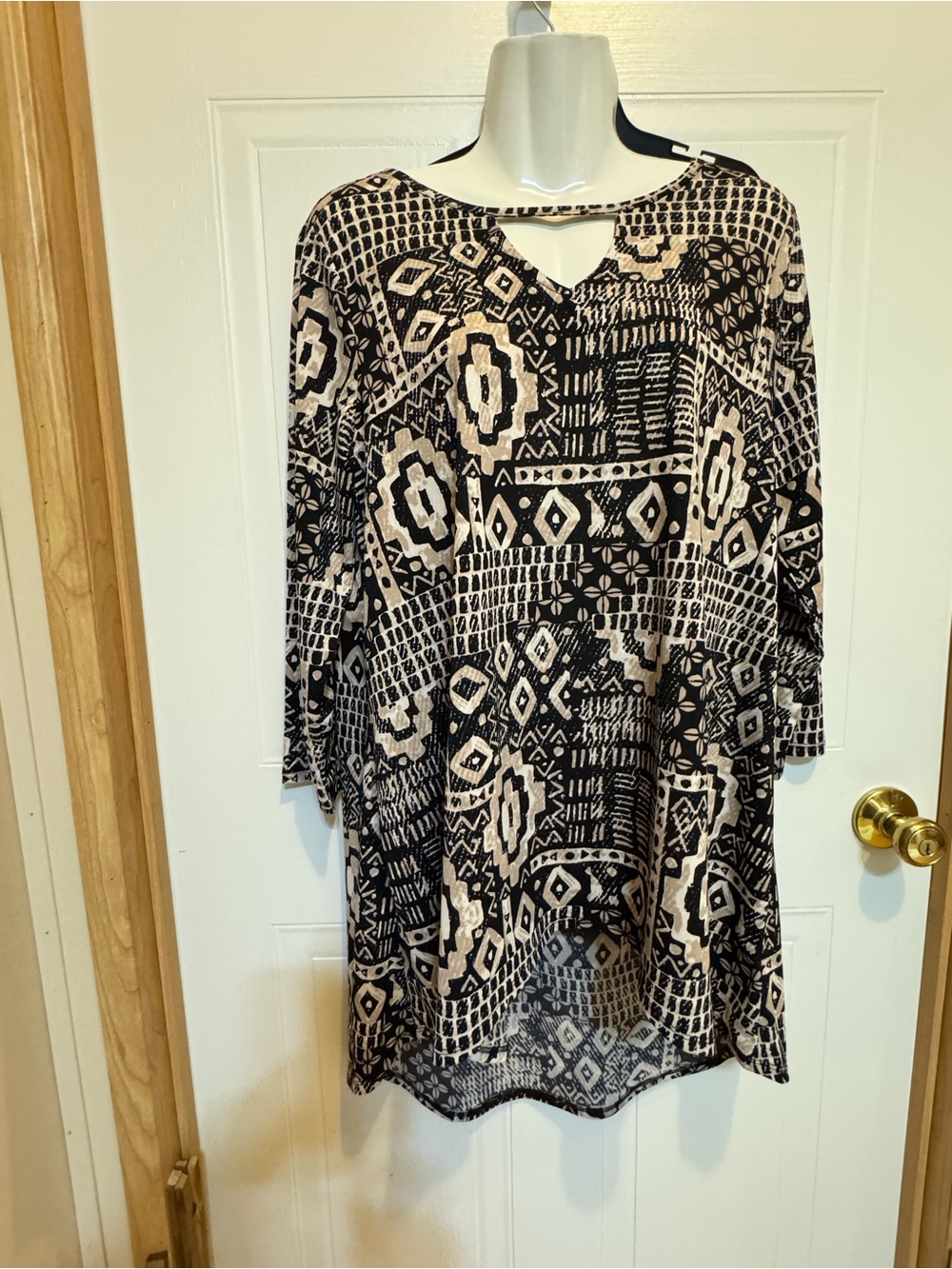 Women's Sz M  Black/ Cream Patterned Keyhole Tunic Top NWT😊😊